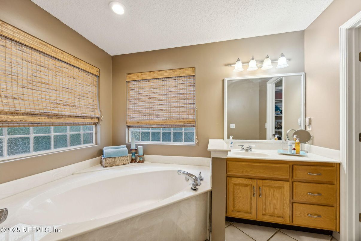 Bathroom, Dual Sink Vanities, Interior, Recessed Lighting