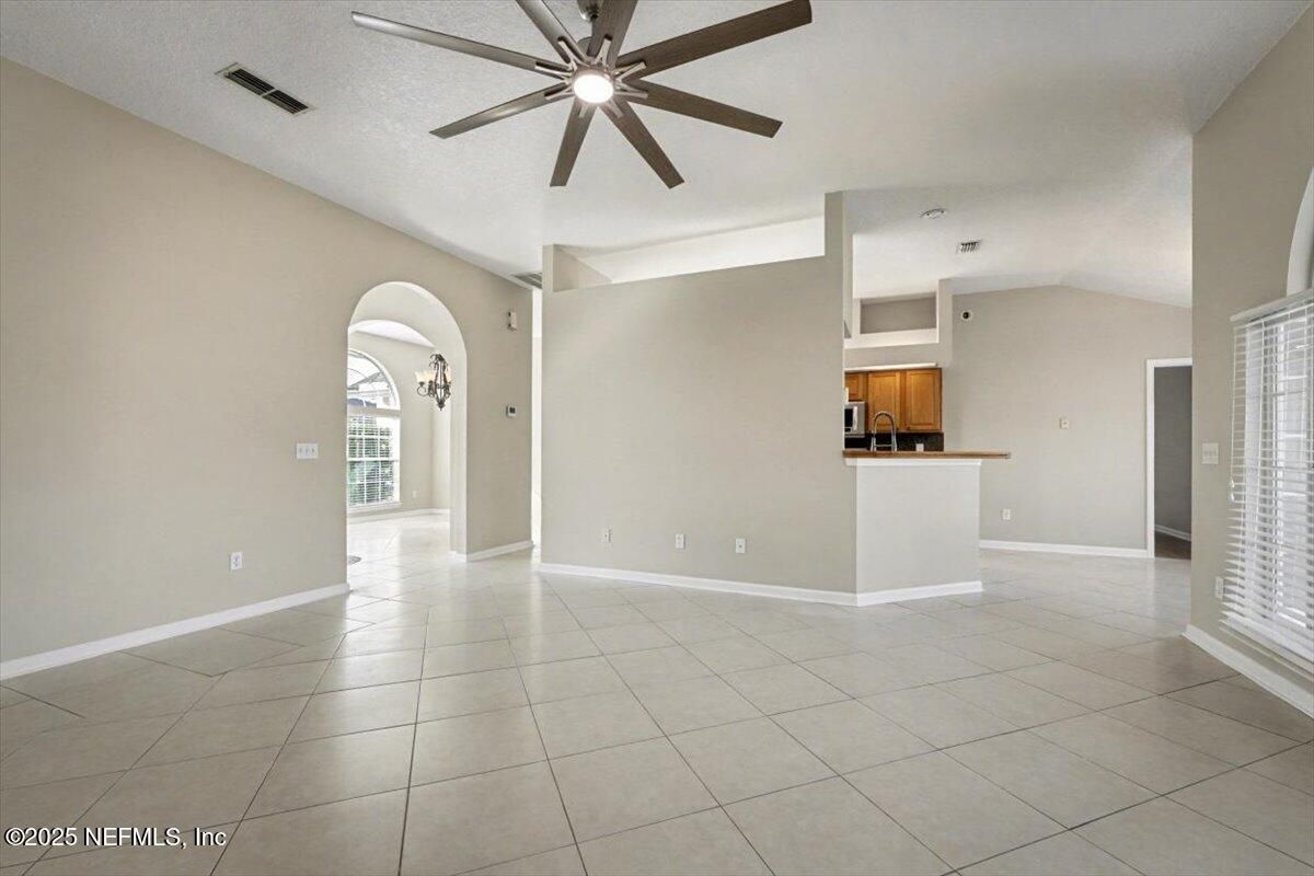Empty room, Interior