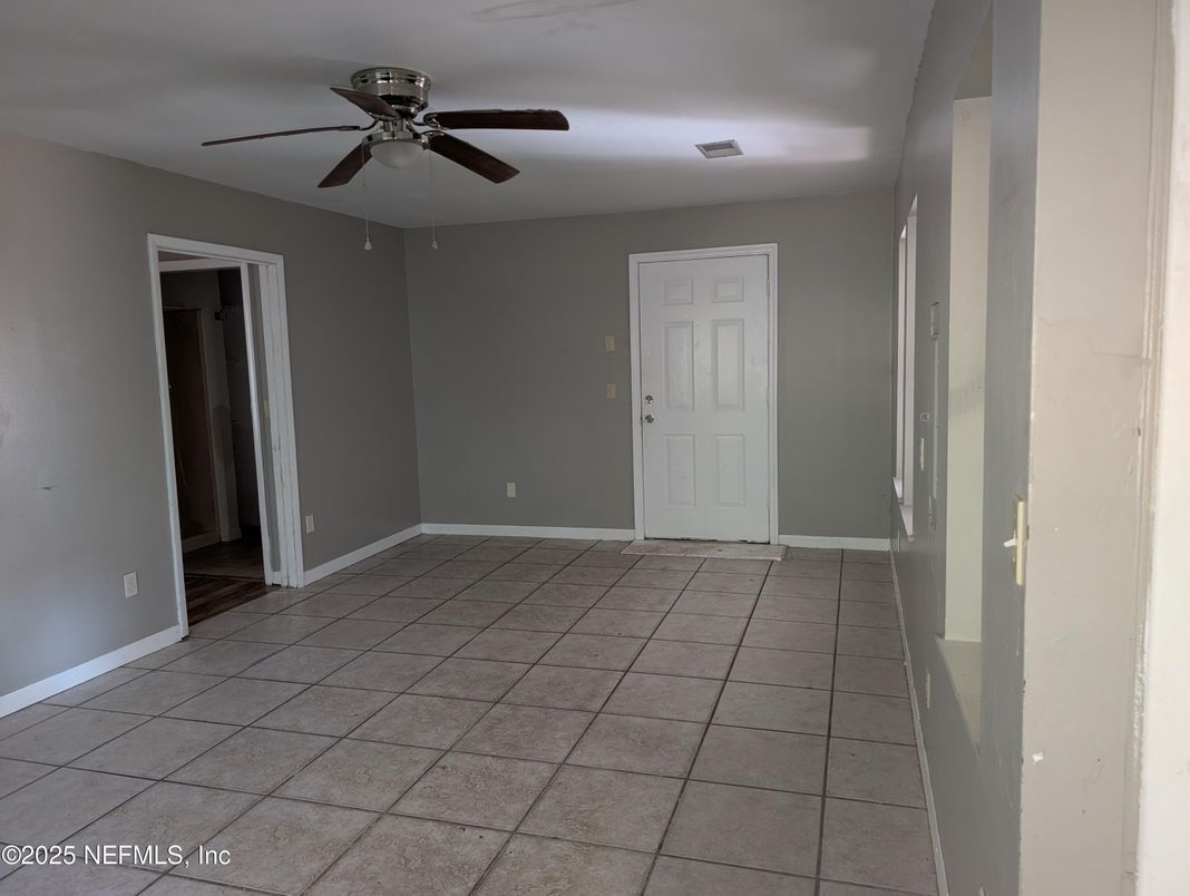 Empty room, Interior
