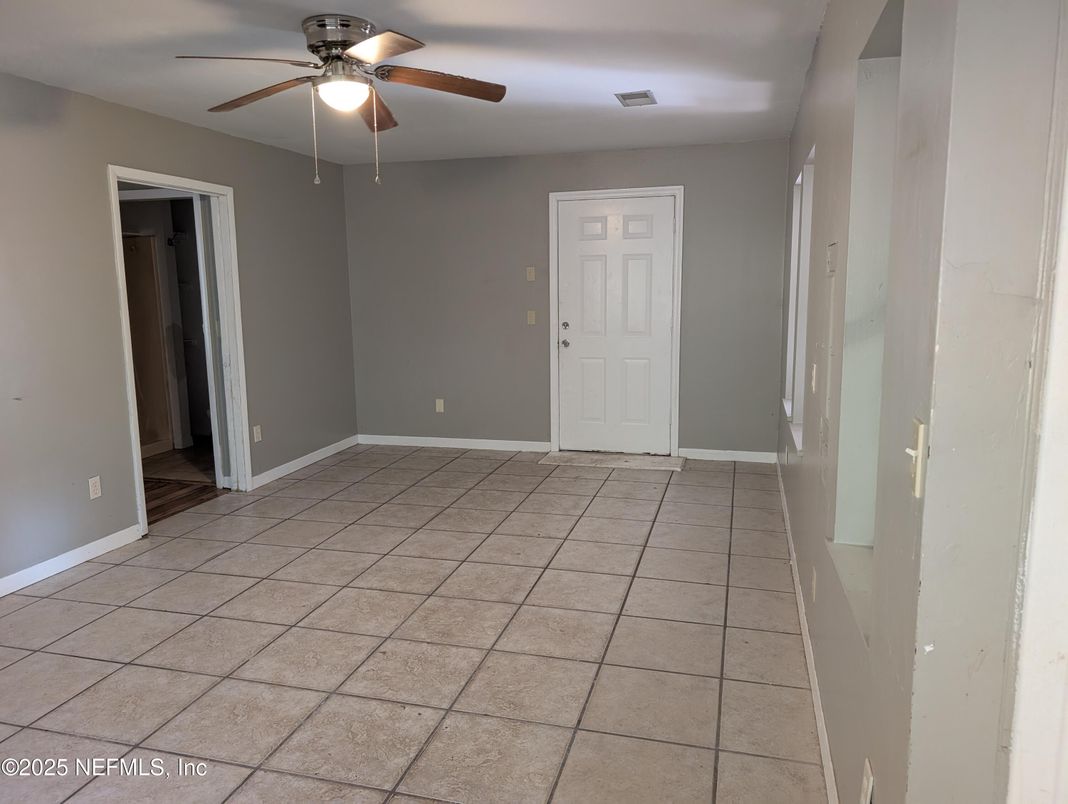 Empty room, Interior