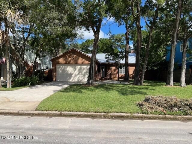 Attached, Detached Garage, Exterior, Facade, Brick Facade, None