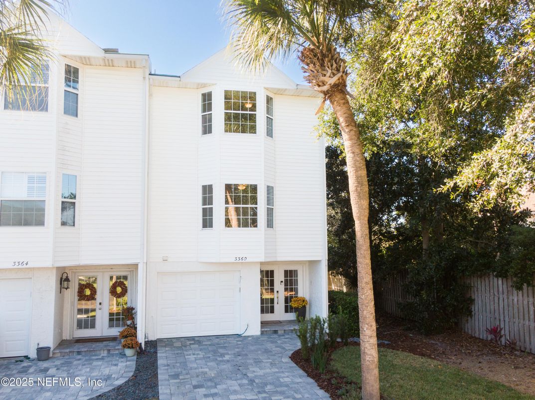 Attached, Exterior, Facade, Rowhouse