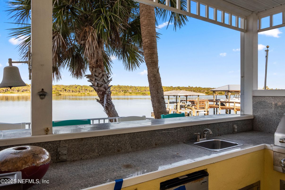Exterior, Outdoor Kitchen, Water