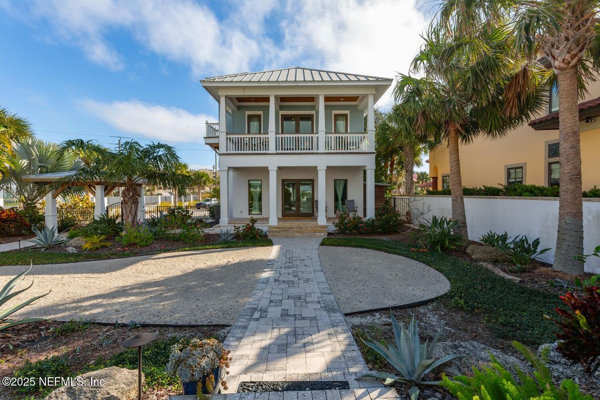 Exterior, Facade, Mediterranean