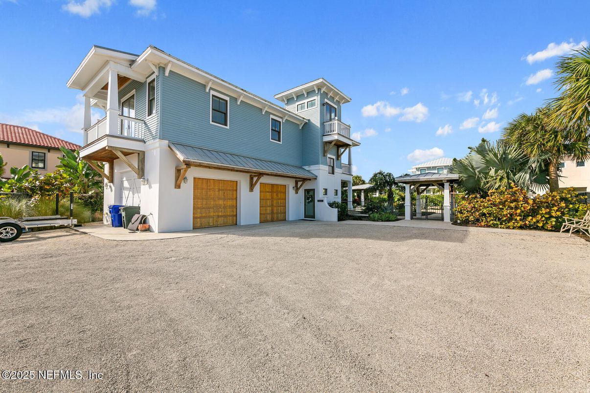 Attached, Exterior, Facade, Modern