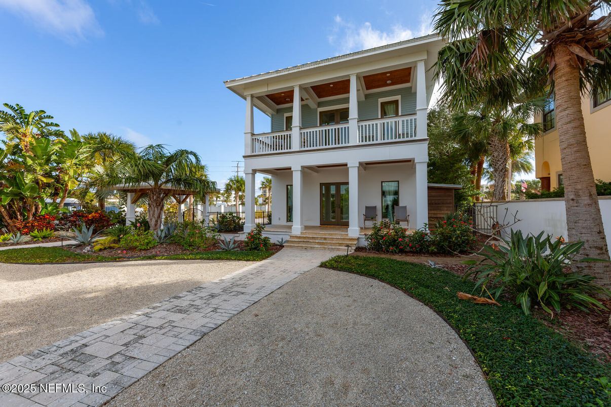 Backyard, Exterior, Facade, Modern