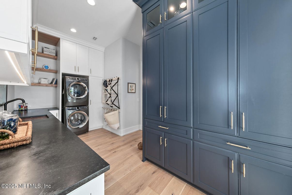 Interior, Recessed Lighting, Washer, Wood Texture Flooring