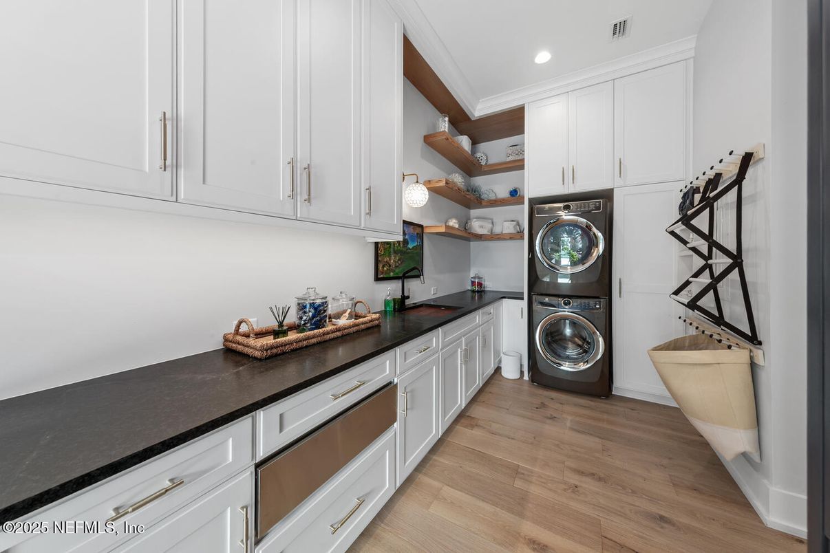 Interior, Recessed Lighting, Washer, Wood Texture Flooring