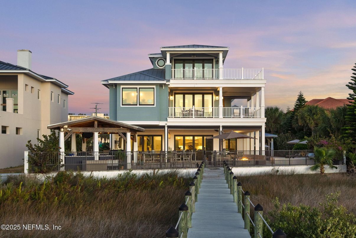 Exterior, Facade, Modern