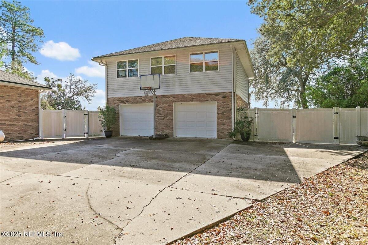 Attached, Exterior, Facade, Brick Facade, Raised Ranch