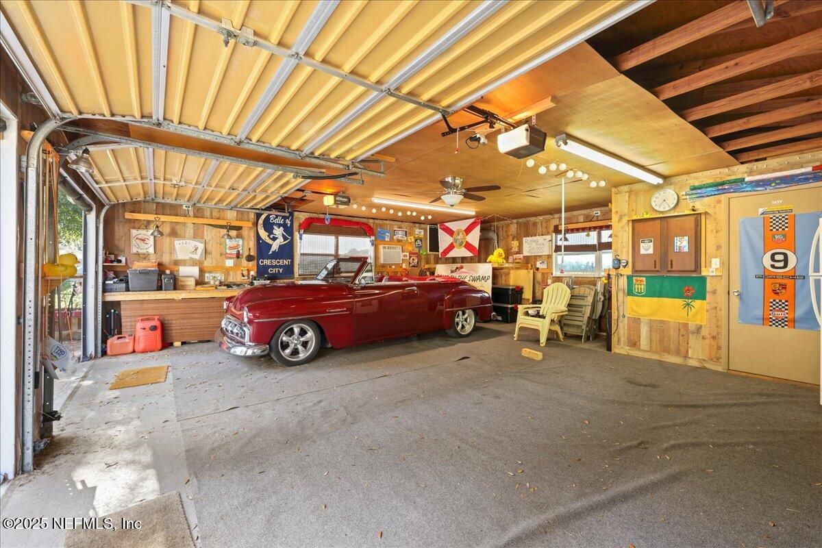 Garage, Interior, Wooden Beams