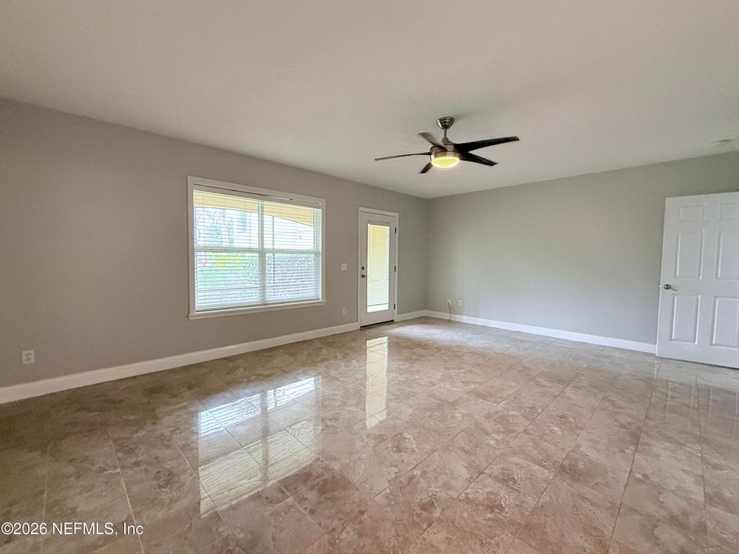 Empty room, Interior