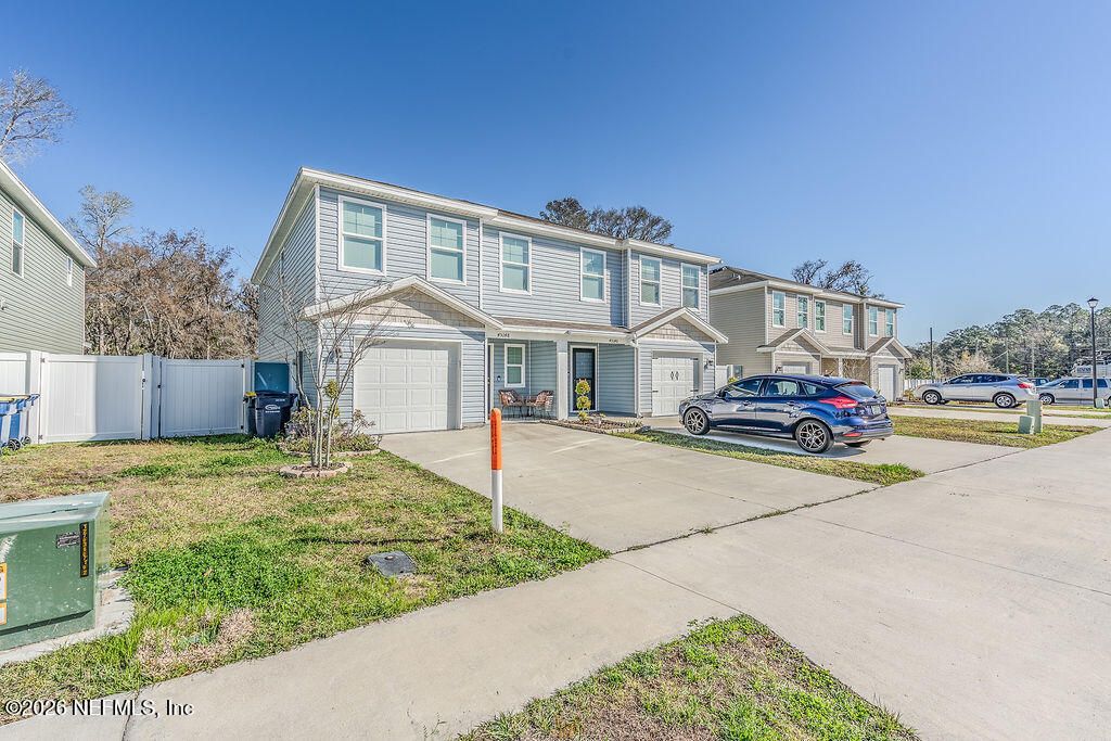 Attached, Exterior, Facade, Rowhouse