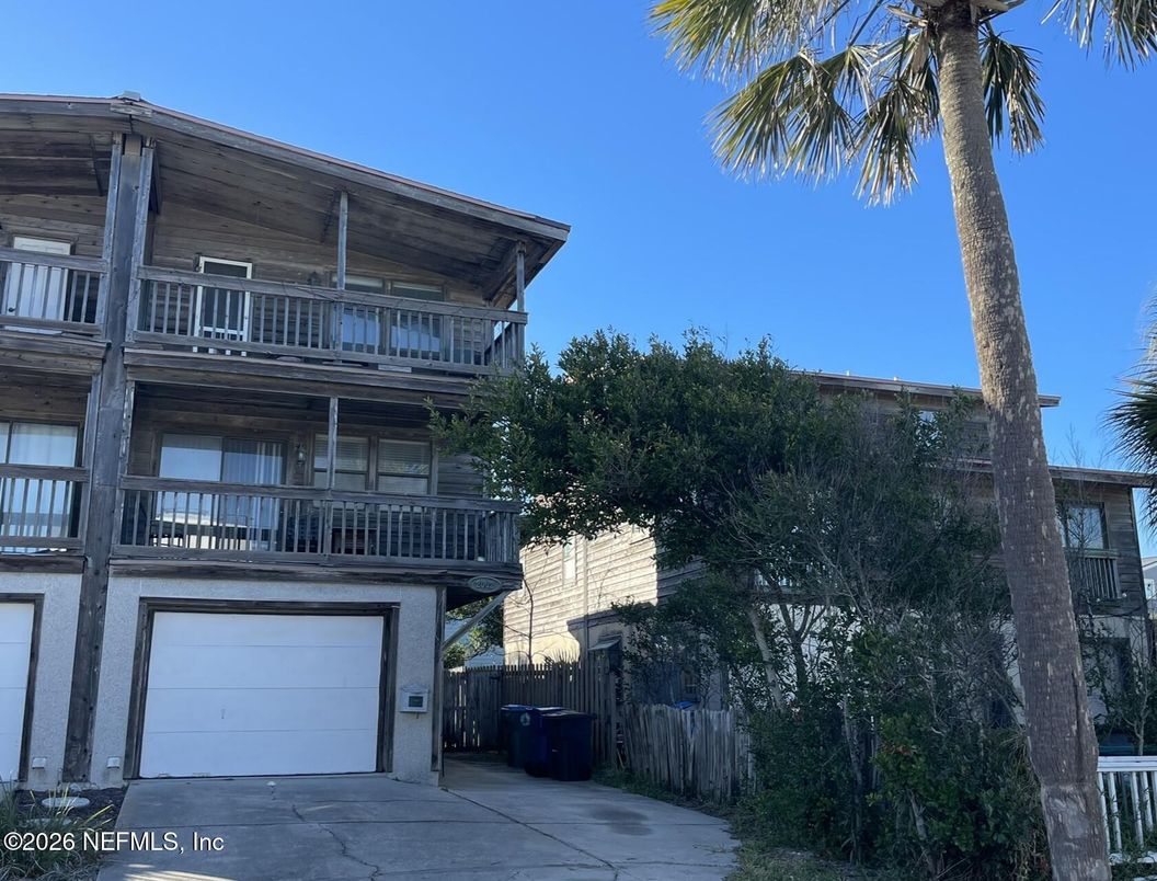 Attached, Exterior, Facade, Modern