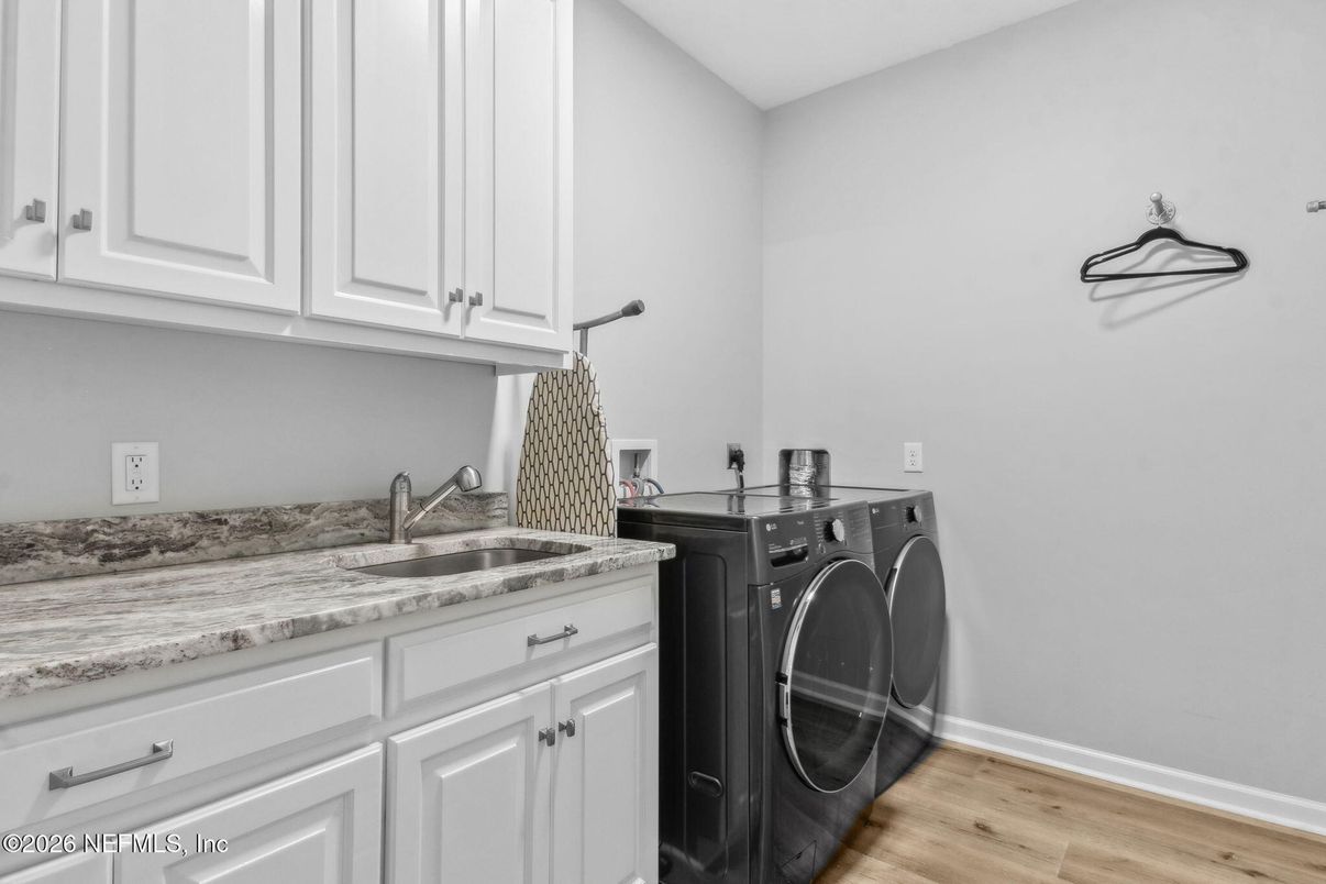 Interior, Washer, Wood Texture Flooring