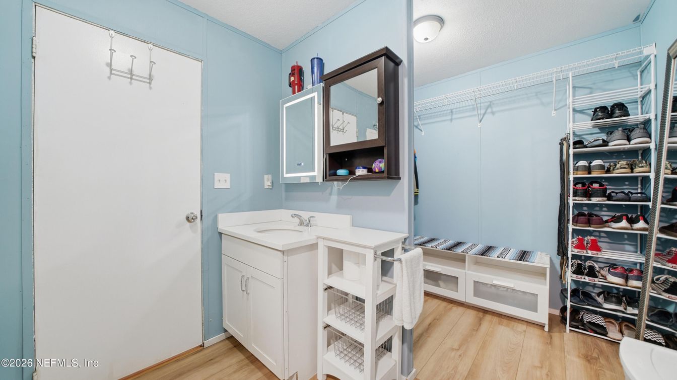 Bathroom, Interior, Walk-in Closets, Wood Texture Flooring