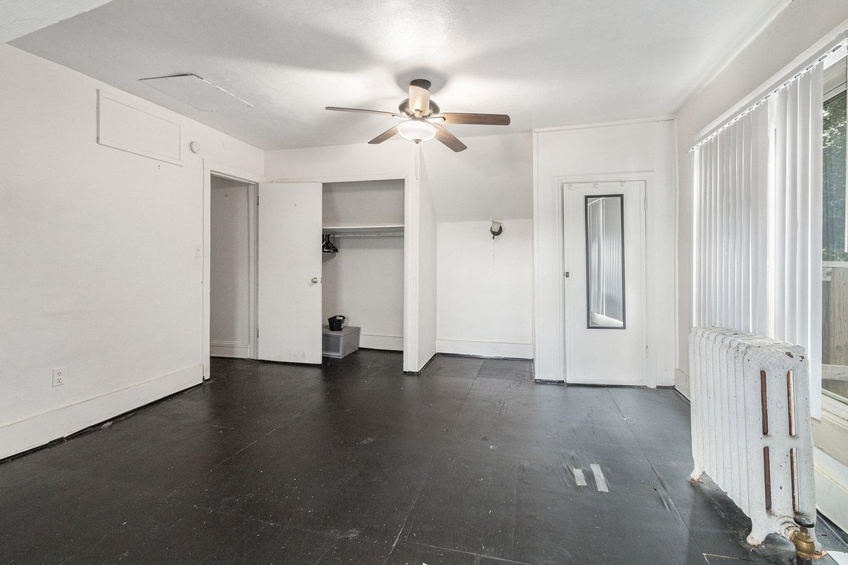 Empty room, Interior