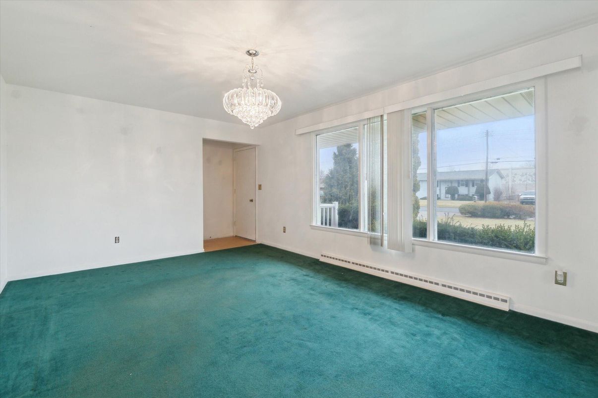 Chandelier, Empty room, Interior