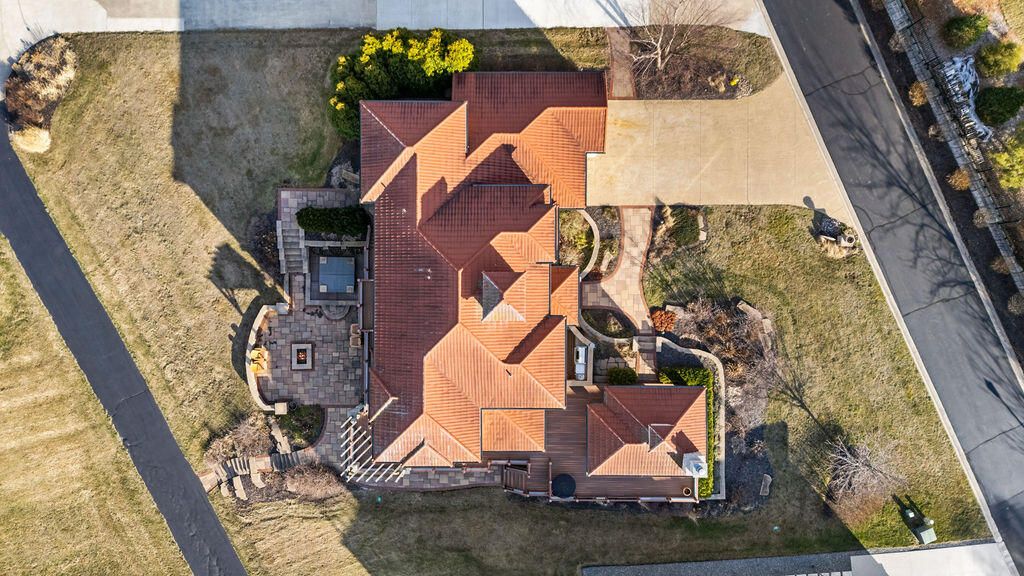 Exterior, Drone