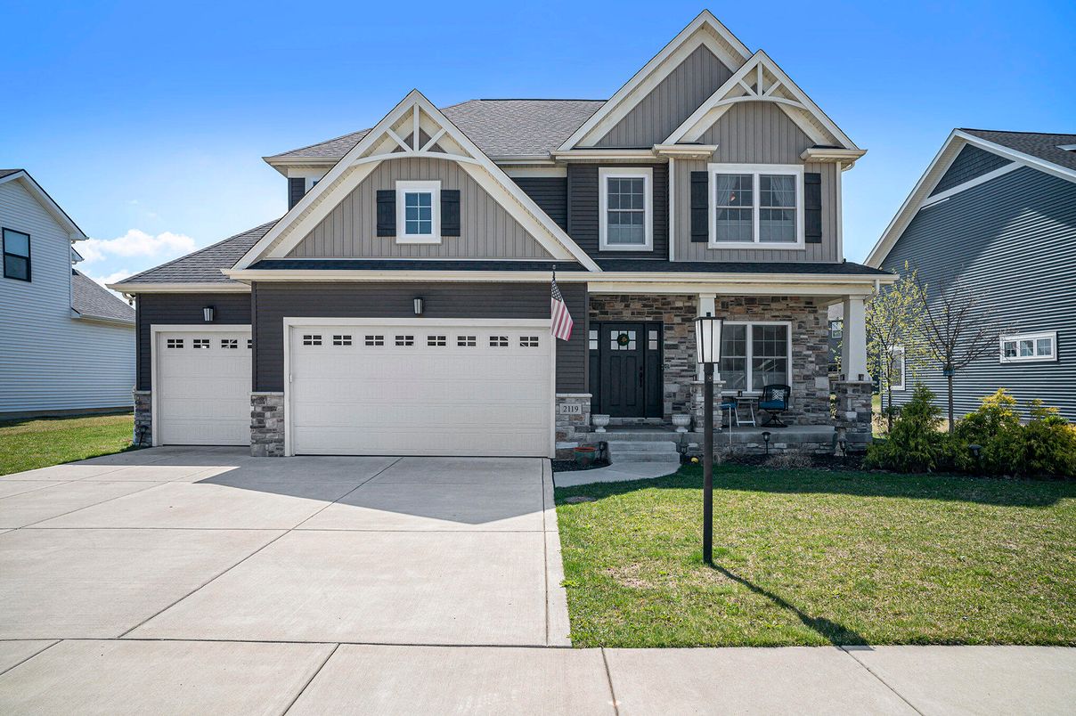 Attached, Exterior, Facade, American Craftsman