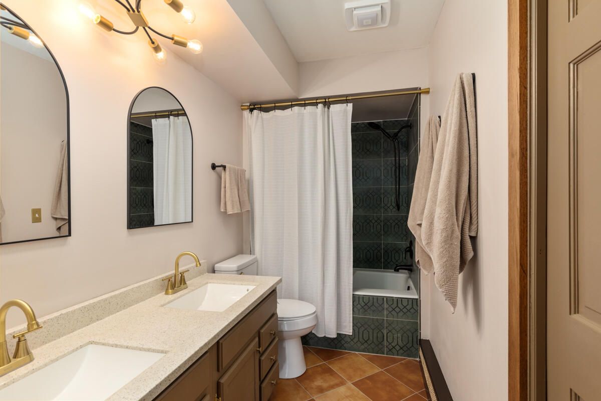 Bathroom, Dual Sink Vanities, Interior