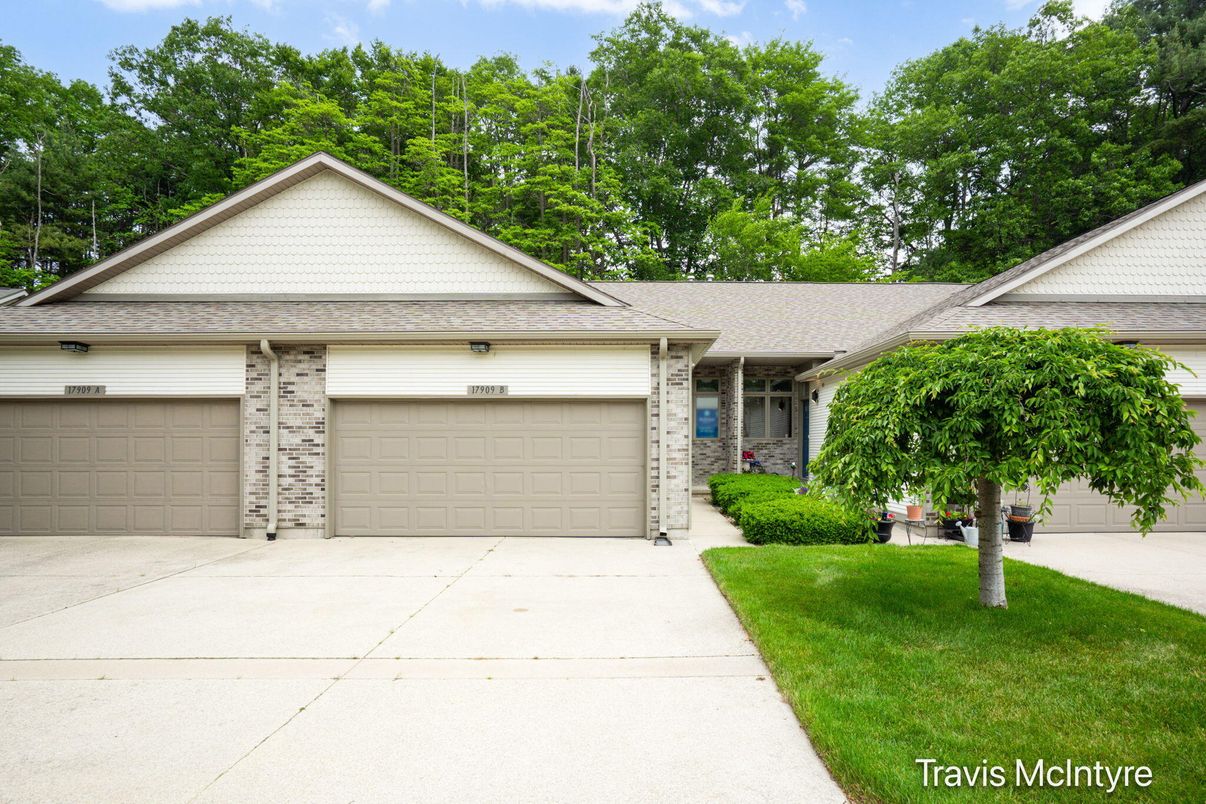 Attached, Exterior, Facade, Ranch