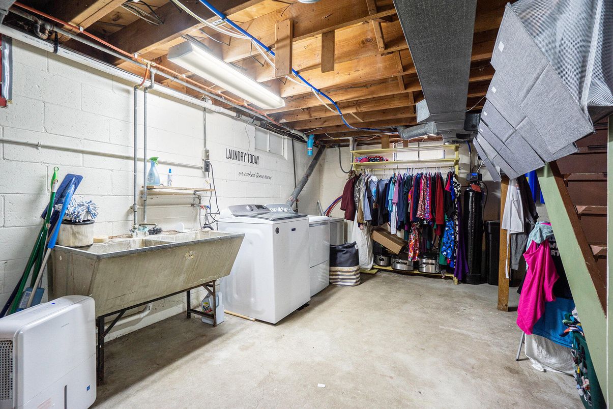 Interior, Walk-in Closets, Washer, Wooden Beams