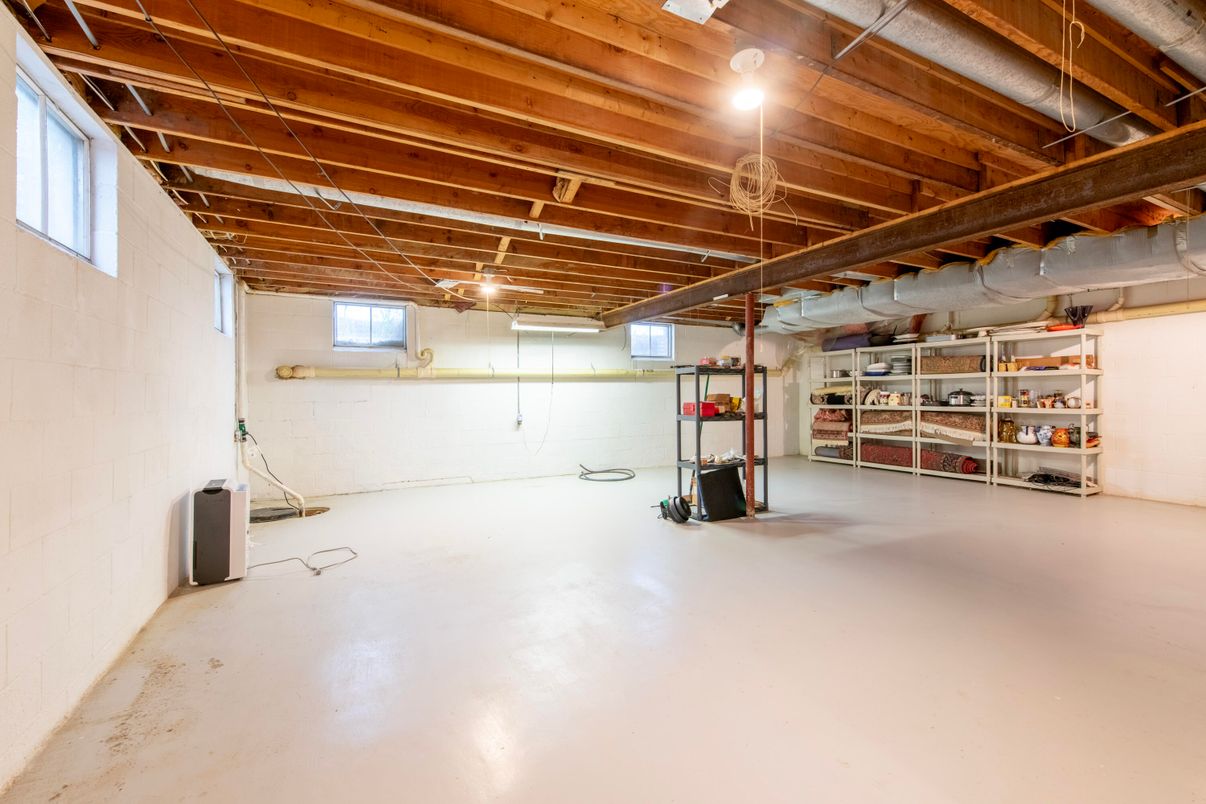 Garage, Interior, Wooden Beams