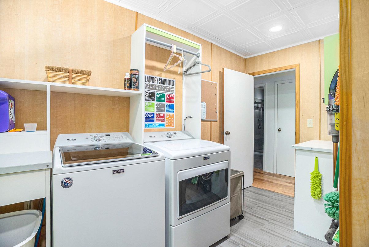 Interior, Recessed Lighting, Washer, Wood Texture Flooring