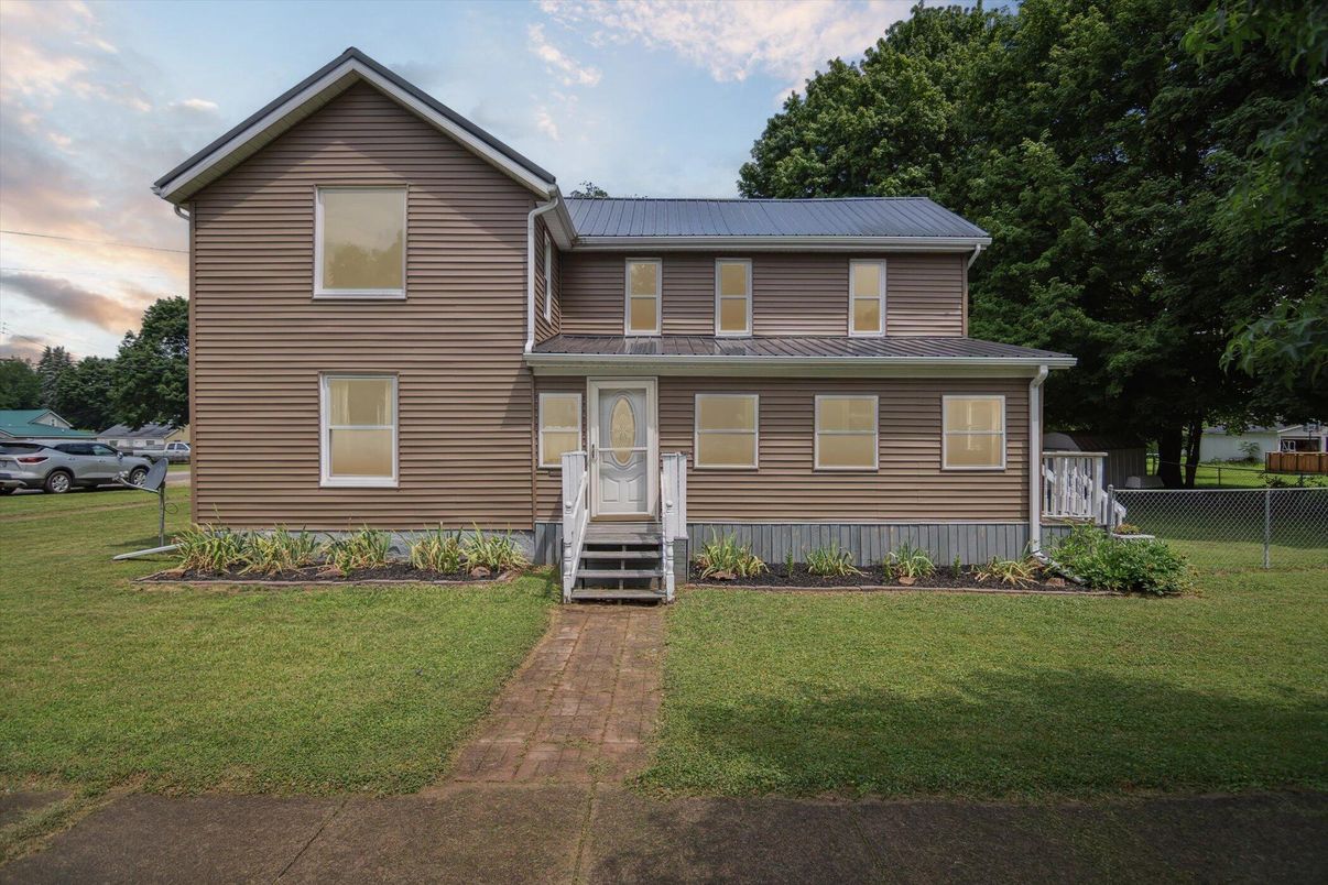 Exterior, Facade, Split Level