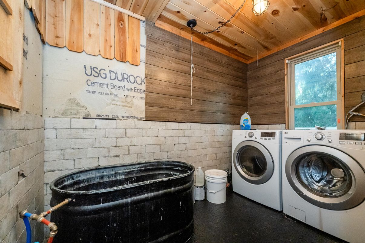 Interior, Washer, Wooden Ceilings, Wooden Walls