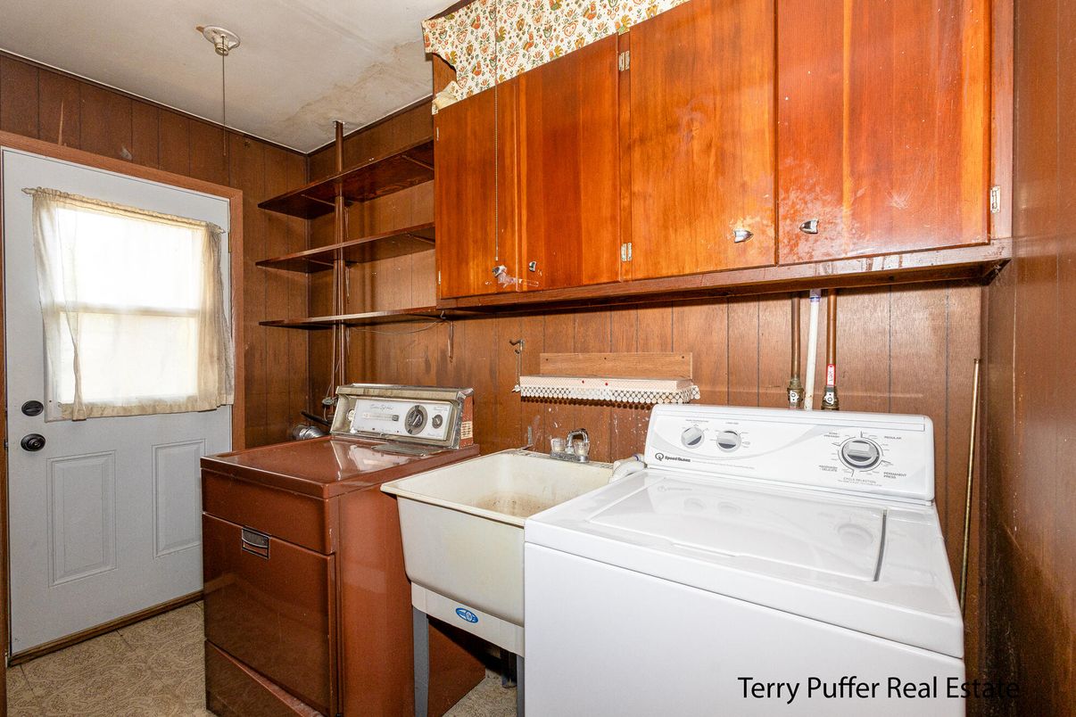 Interior, Washer, Wooden Walls