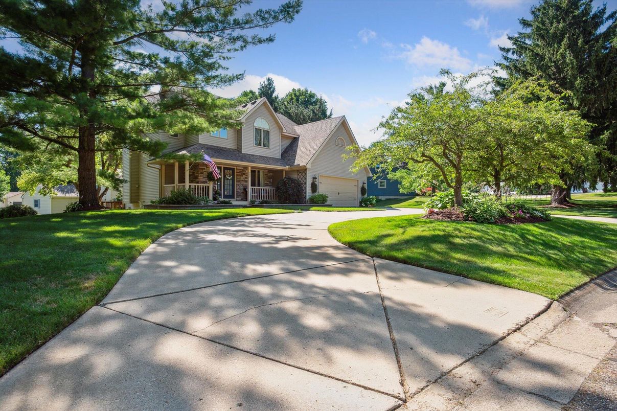 Attached, Exterior, Facade, Cape Cod