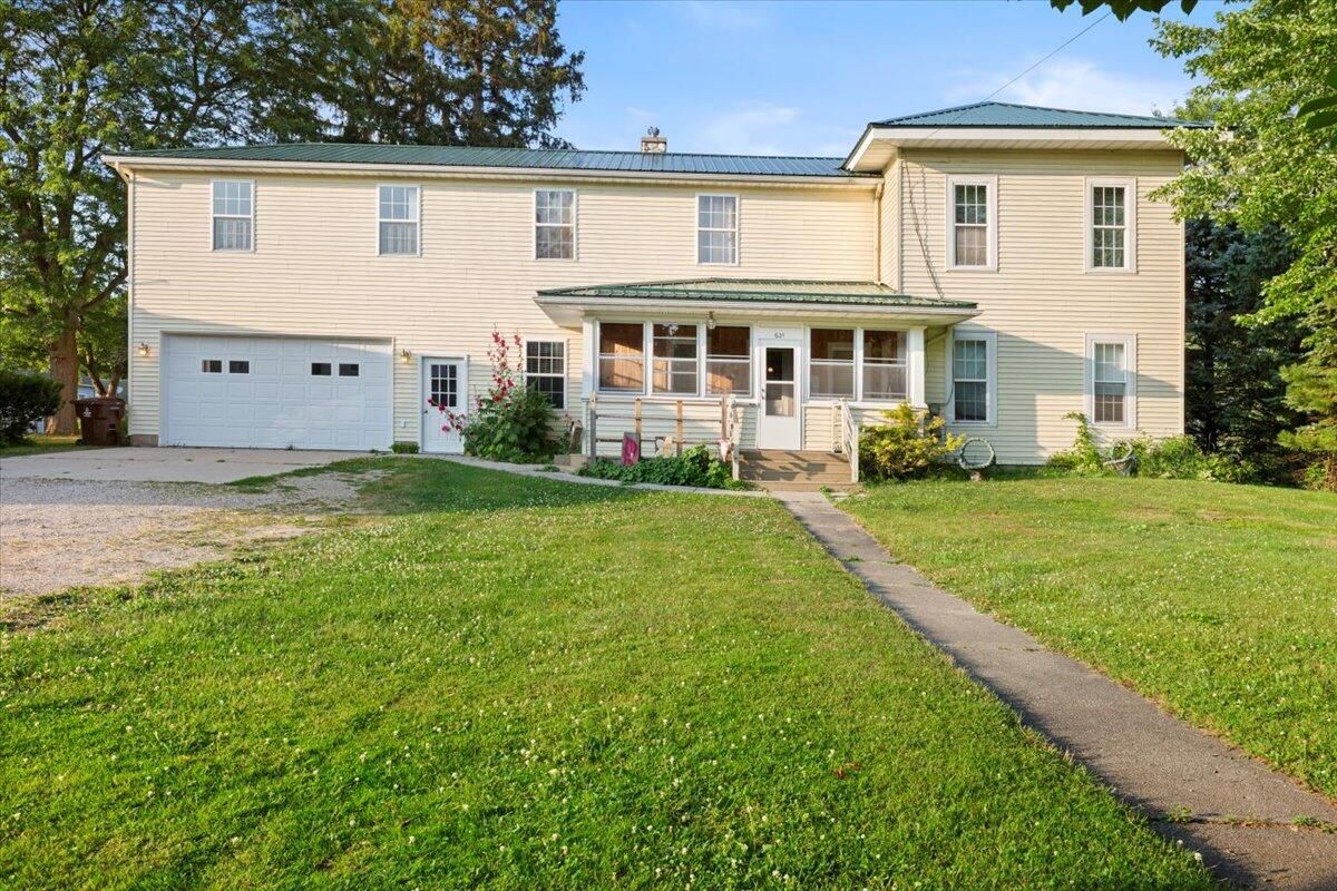Attached, Exterior, Facade, Split Level