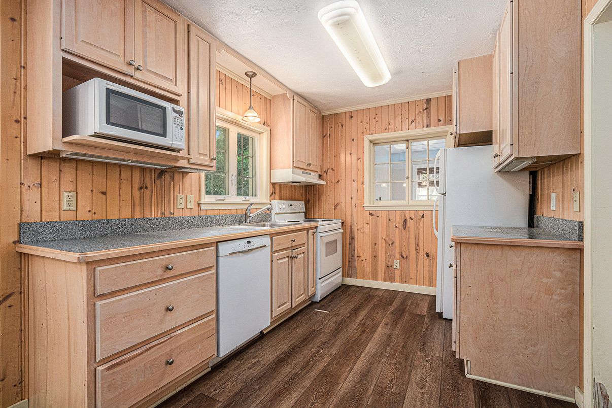Interior, Kitchen, Pendant Lights, Wood Texture Flooring