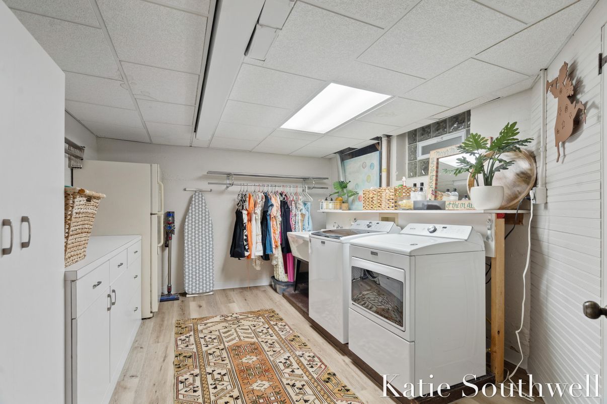 Interior, Recessed Lighting, Washer, Wood Texture Flooring