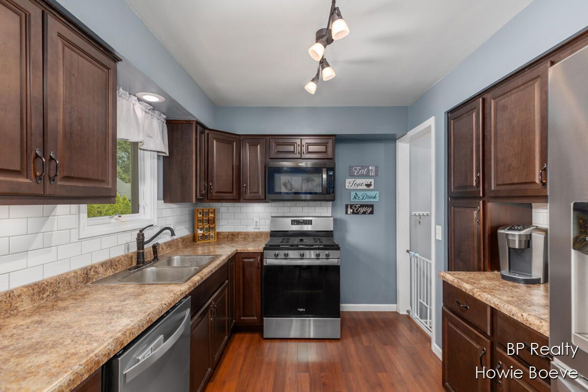 Interior, Kitchen, Stainless Steel Appliances, Wood Texture Flooring