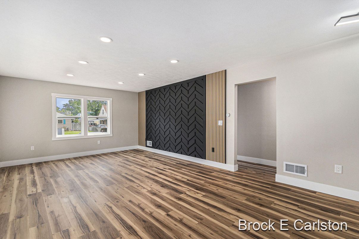 Empty room, Interior, Recessed Lighting, Wood Texture Flooring