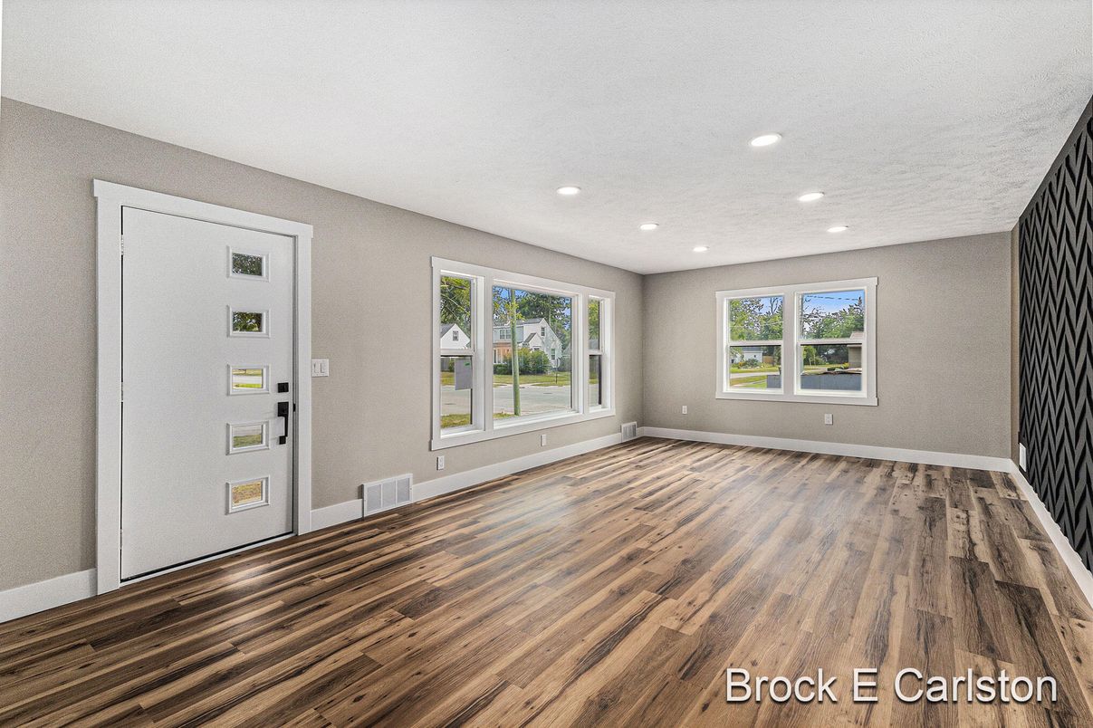 Empty room, Interior, Recessed Lighting, Wood Texture Flooring