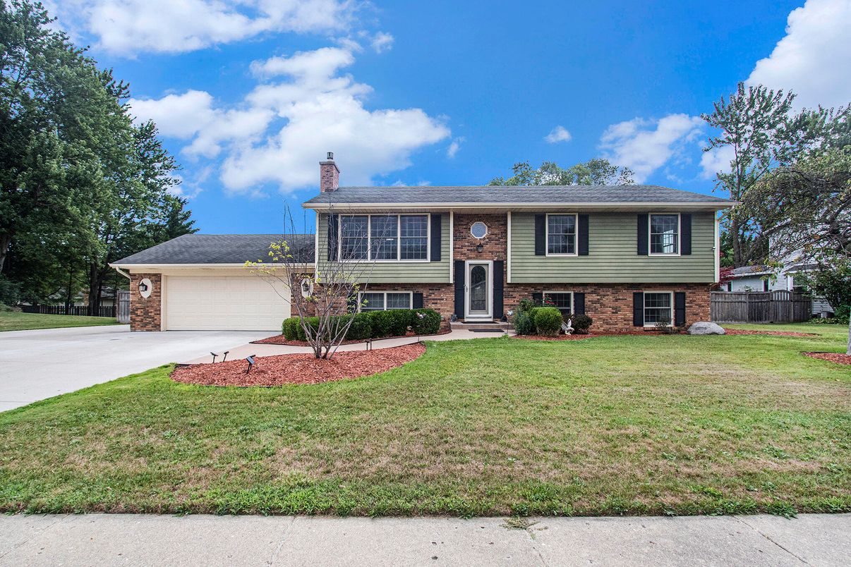 Attached, Exterior, Facade, Brick Facade, Raised Ranch