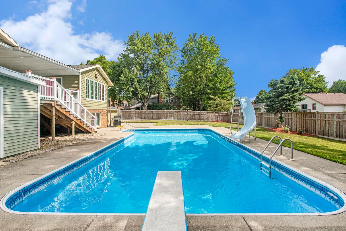 Exterior, Playground, Pool