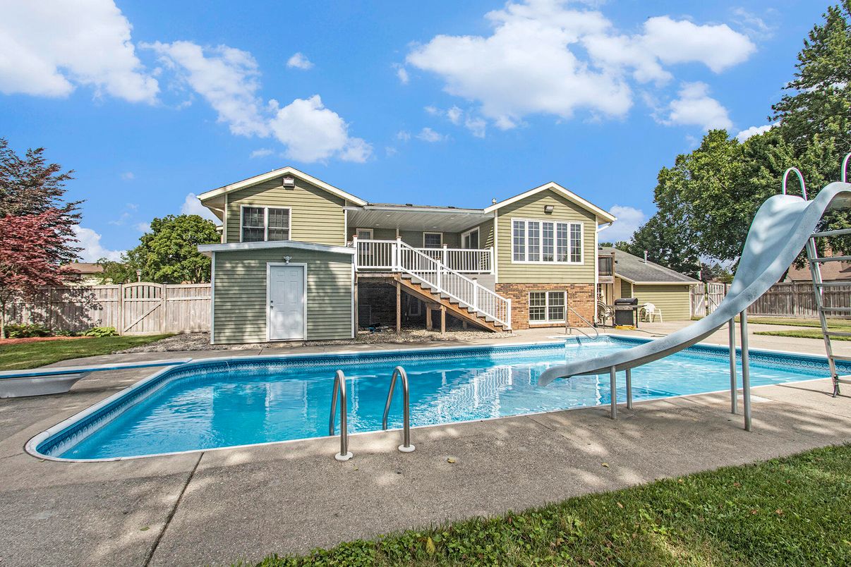 Exterior, Playground, Pool