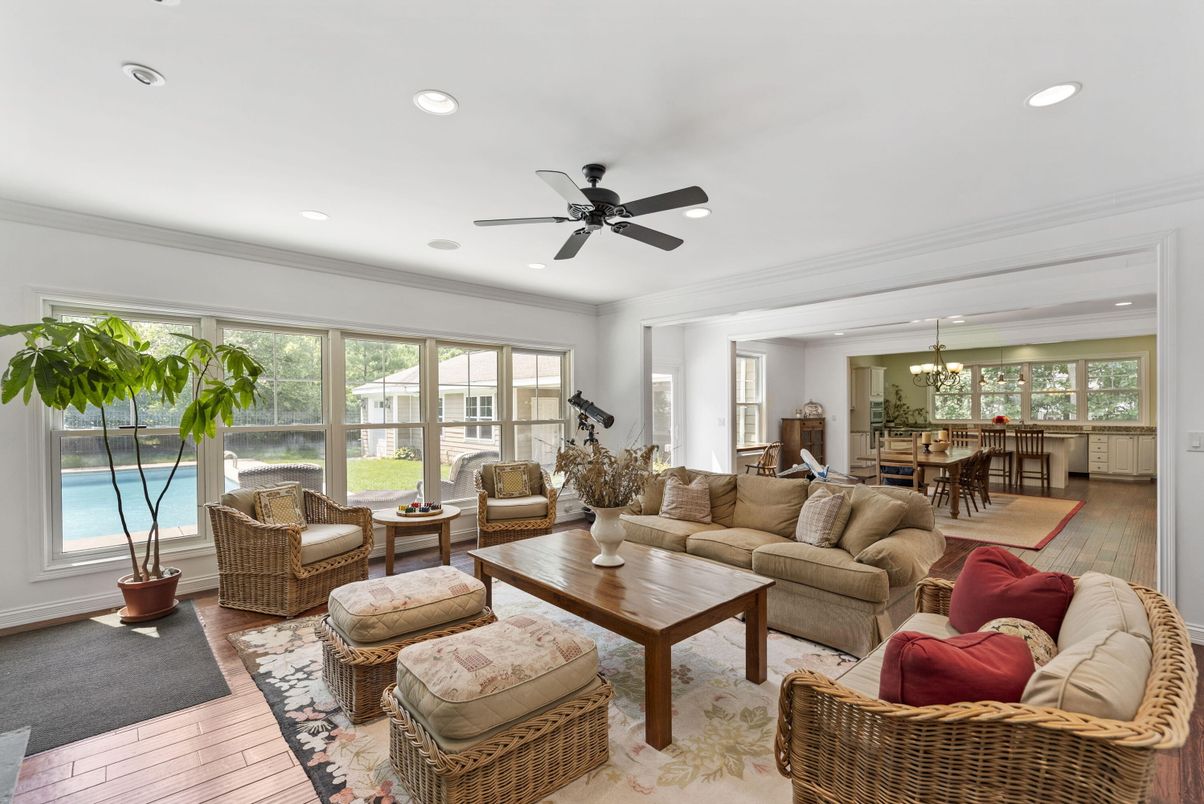 Chandelier, Dining room, Interior, Living room, Recessed Lighting, Water, Wood Texture Flooring