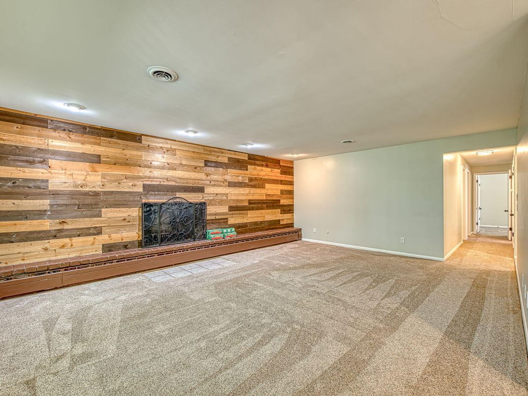 Empty room, Interior, Recessed Lighting, Wooden Walls
