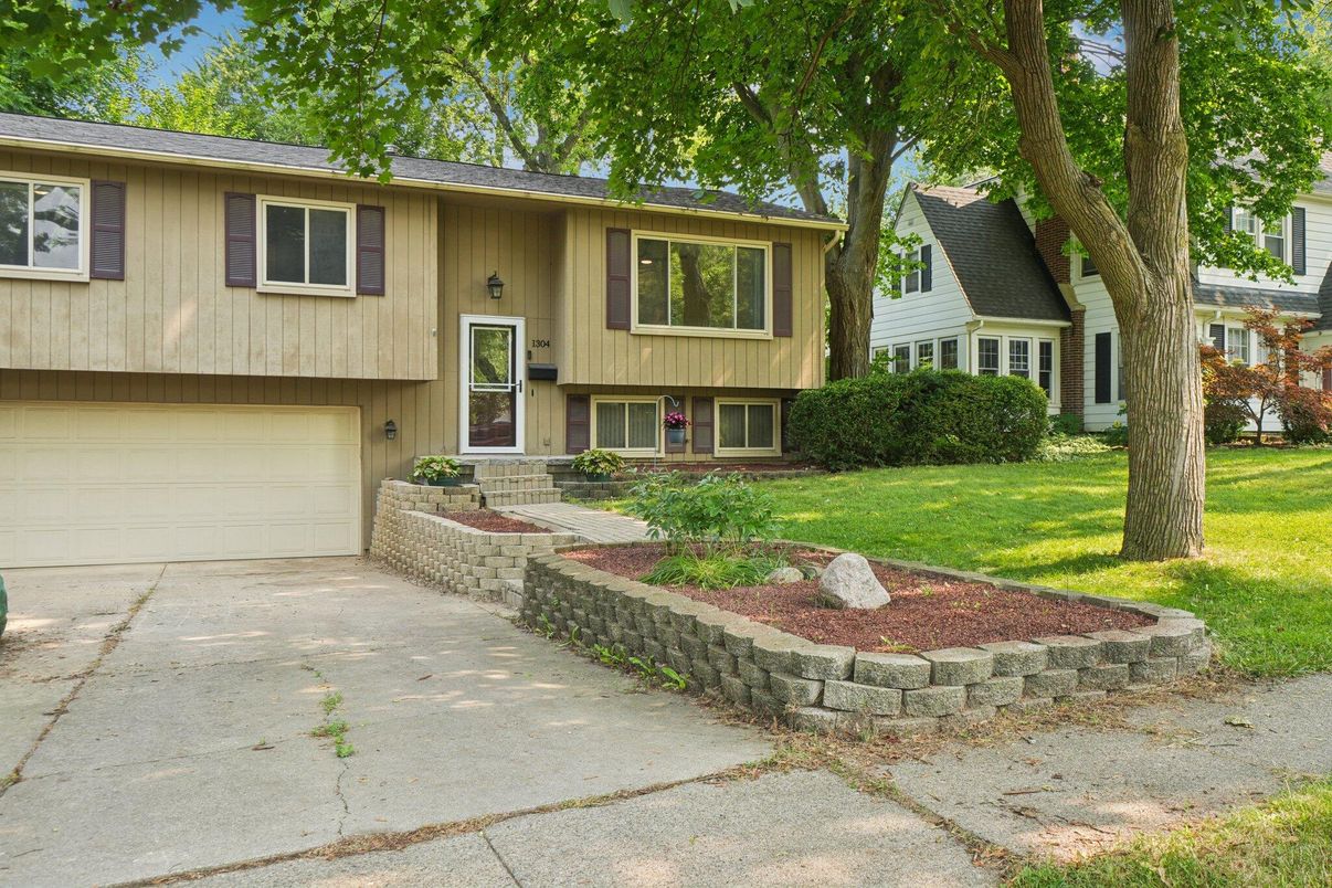 Attached, Exterior, Facade, Raised Ranch