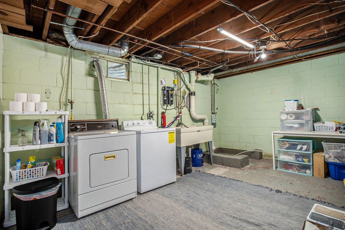 Interior, Washer, Wooden Beams