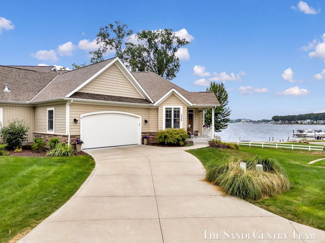 Attached, Exterior, Facade, Water, Ranch