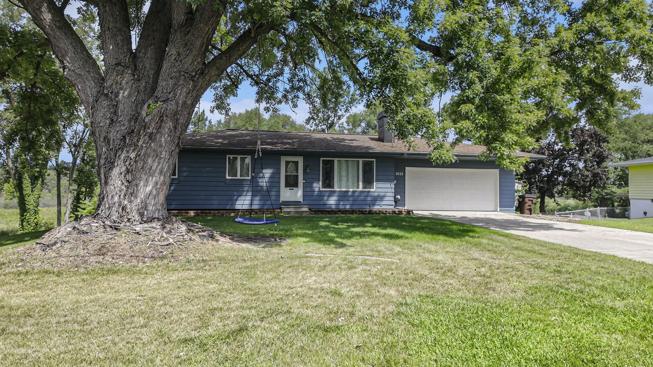 Attached, Exterior, Facade, Ranch