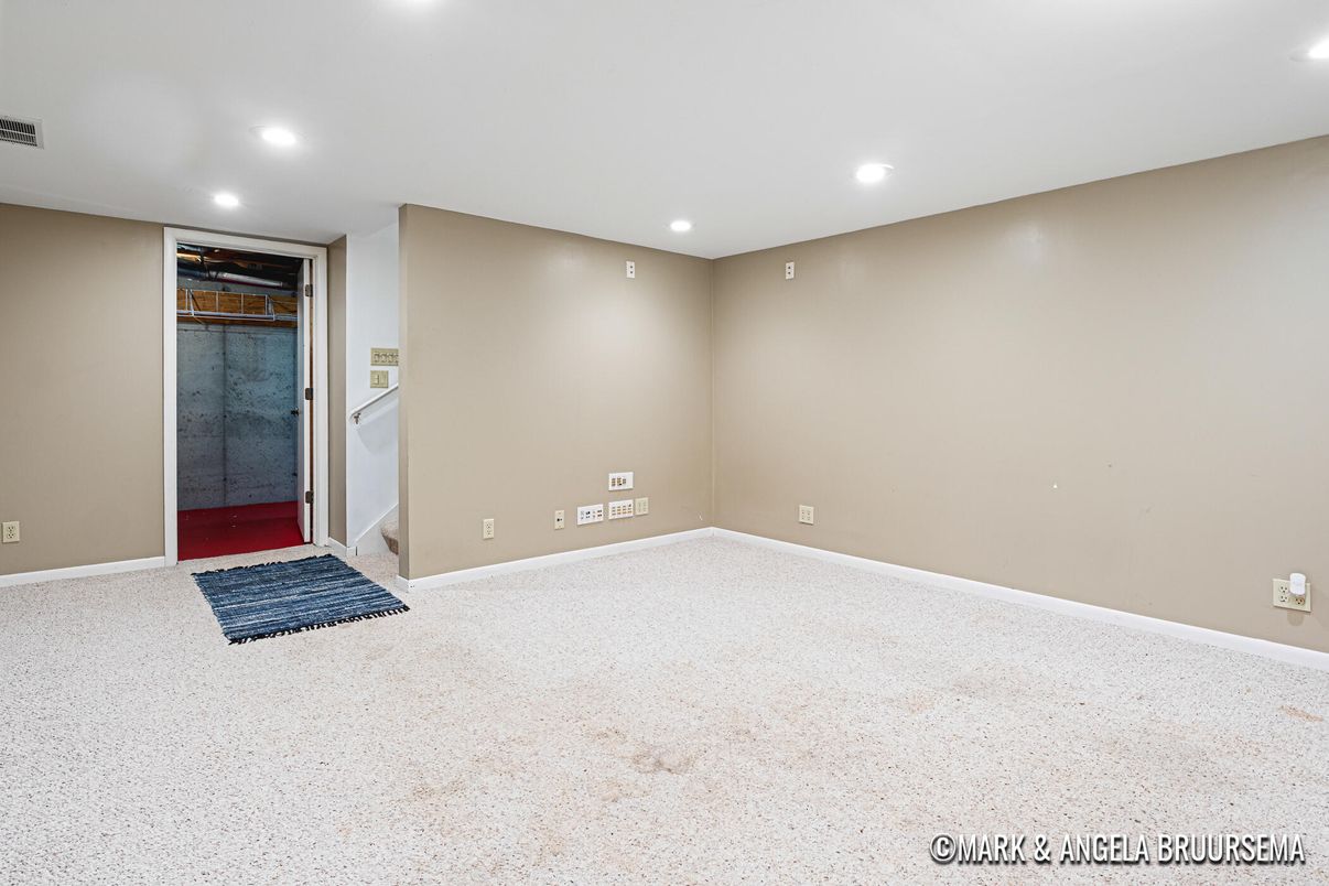 Empty room, Interior, Recessed Lighting