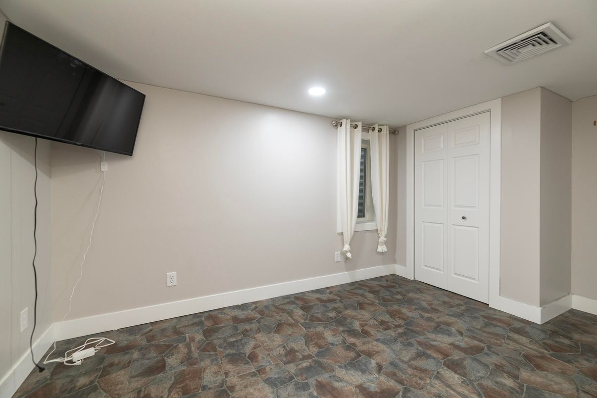 Empty room, Interior, Recessed Lighting